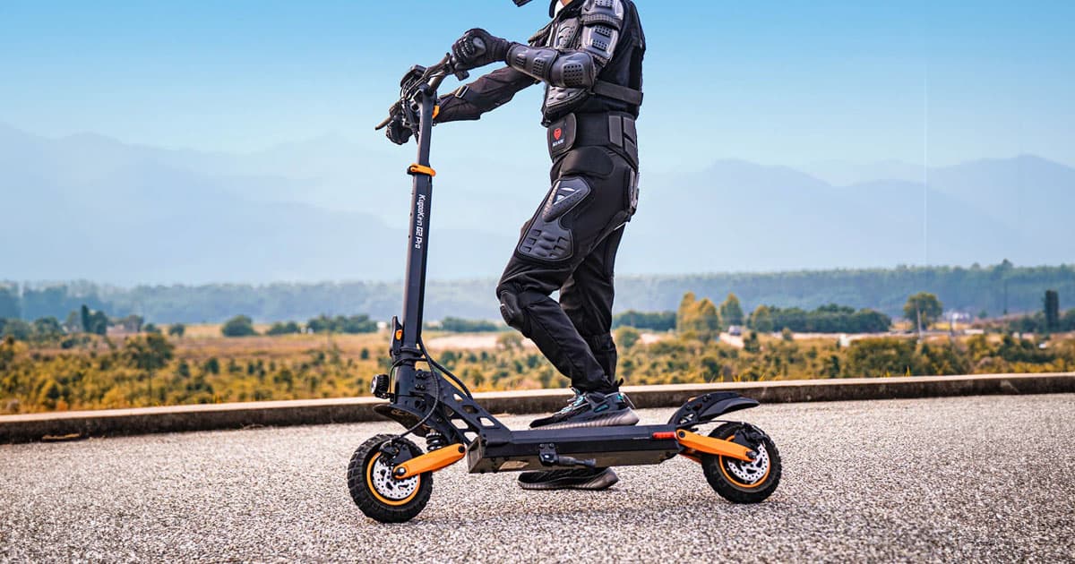 Hulajnoga KuKirin G2 Pro na miejskim tle